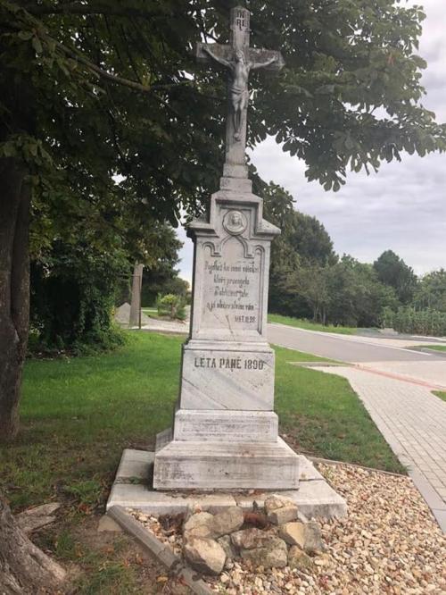 Kříž pod kaštany