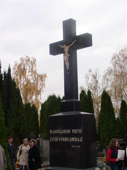 Kříž na hřbitově