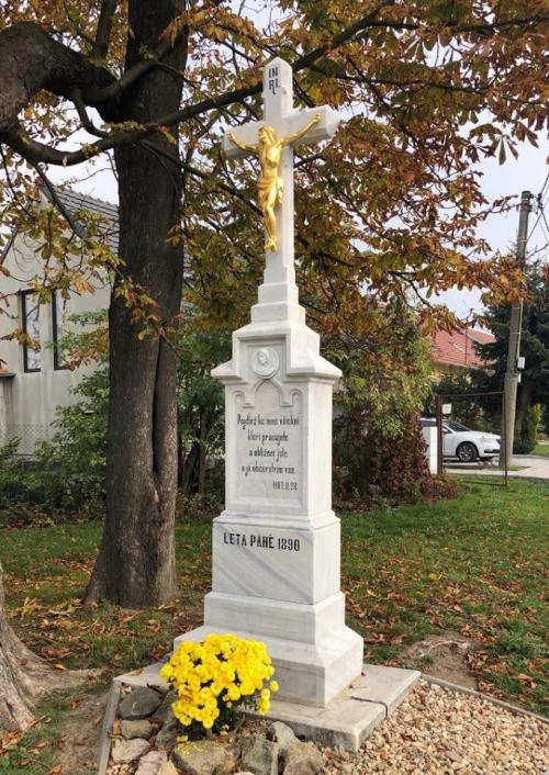 Kříž pod kaštany